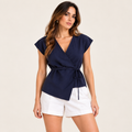 Blusa cruzada azul marino con lazo