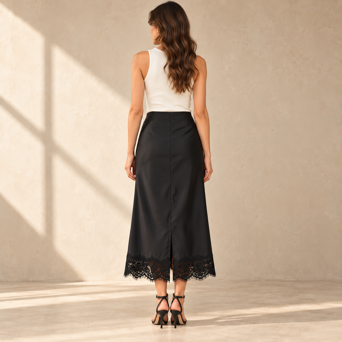 Falda midi negra con detalle de encaje